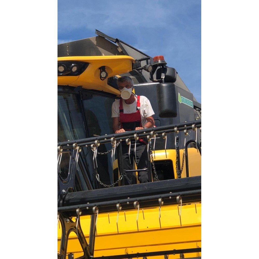 Homme sur moissonneuse batteuse masqu'agri 100 filtres