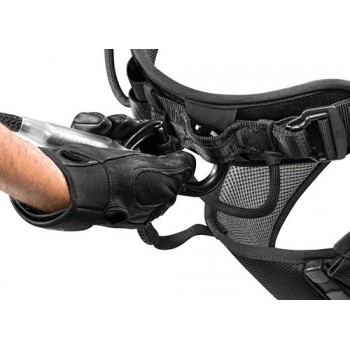 attache du baudrier Petzl Falcon Mountain